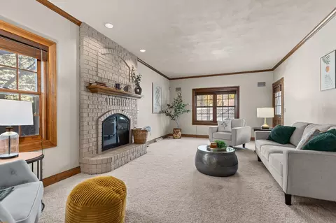 Living - 808 E Mayfield Dr, Appleton, WI 54911 photo 2 of 3