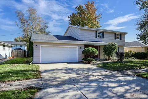 2524 Hillwood Ct, Appleton, WI 54911 | MLS# 50334725 | 68 Photos - Movoto