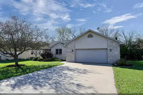 2194 Deer Prairie Dr, Neenah, WI 54956