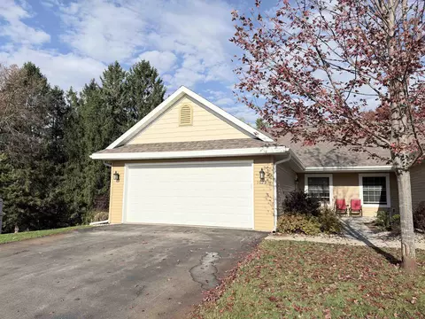 1029 Charles Wright Dr, Waupaca, WI 54981