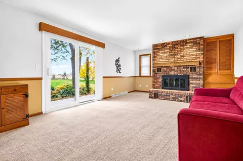 Living - w4401 Pine Grove Road, Appleton, WI 54913 photo 3 of 5