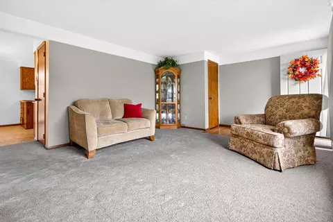 Living - w4401 Pine Grove Road, Appleton, WI 54913 photo 2 of 5