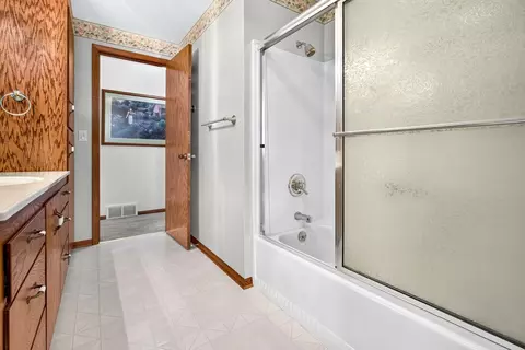Bath - w4401 Pine Grove Road, Appleton, WI 54913 photo 3 of 3