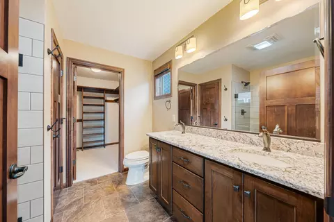 Bath - 5331 N Haymeadow Ave, Appleton, WI 54913 photo 2 of 4
