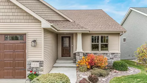 Exterior - 5331 N Haymeadow Ave, Appleton, WI 54913 photo 2 of 10