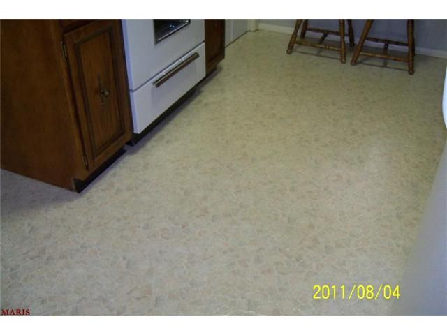 1261 Edgewater Dr, Saint Louis, MO 63137 photo 9