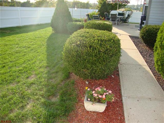 6512 Long Timber Dr, O'fallon, MO 63368 photo 2
