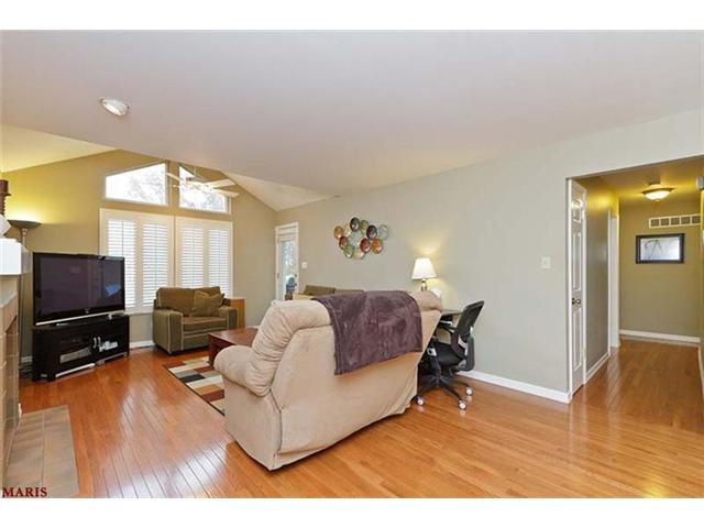 738 Ridgeview Circle Ln, Ballwin, MO 63021 photo 2