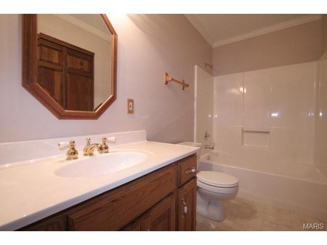 1064 Sheffield Forest Dr, Ballwin, MO 63021 photo 12