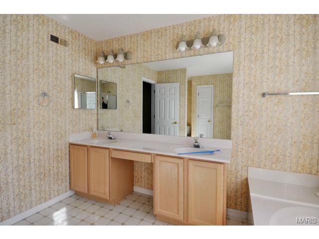 857 Castle Pnes, Ballwin, MO 63021 photo 36