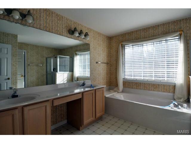 857 Castle Pnes, Ballwin, MO 63021 photo 33