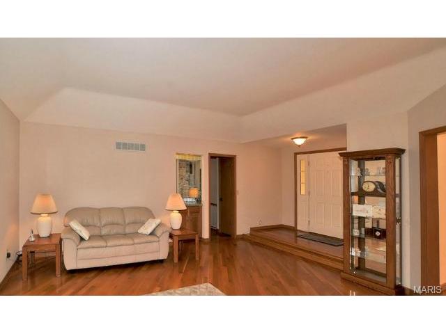 619 Valley Point Ln, Ballwin, MO 63021 photo 5