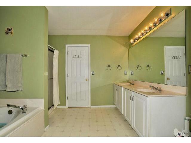 815 Emerald Oaks Ct, Eureka, MO 63025 photo 13
