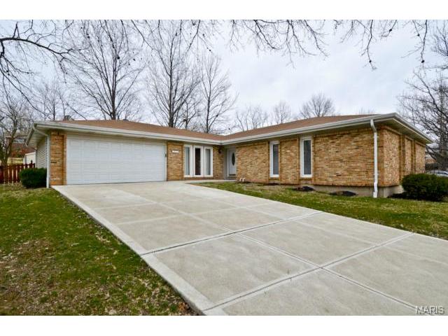 221 Monroe Mill Dr, Ballwin, MO 63011 photo 2