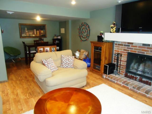 249 Valleyoak Ct, Ballwin, MO 63021 photo 3