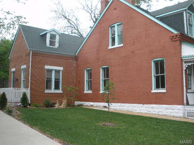 809 N 3rd St, Saint Charles, MO 63301 photo 2