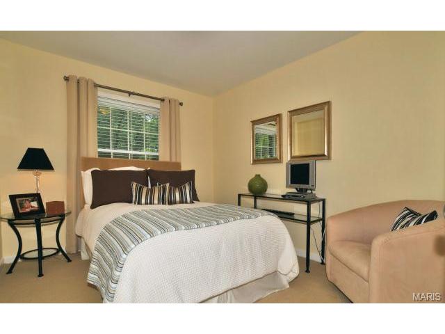 835 Warwick Ln, Glendale, MO 63122 photo 13