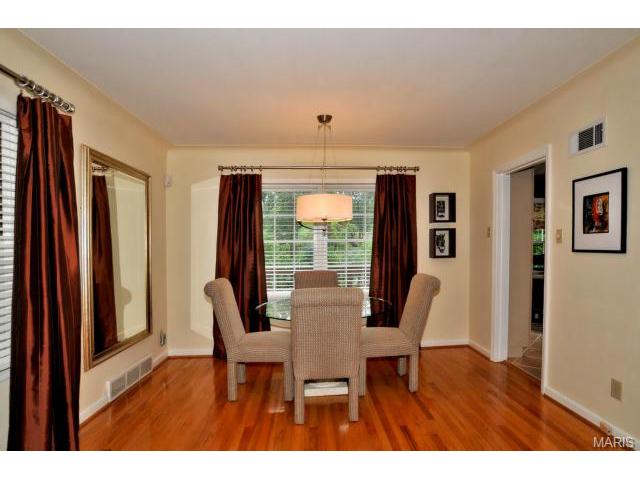 835 Warwick Ln, Glendale, MO 63122 photo 4