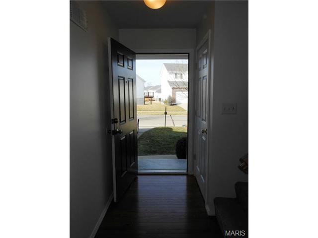 211 Tyndale Dr, O'fallon, MO 63366 photo 2