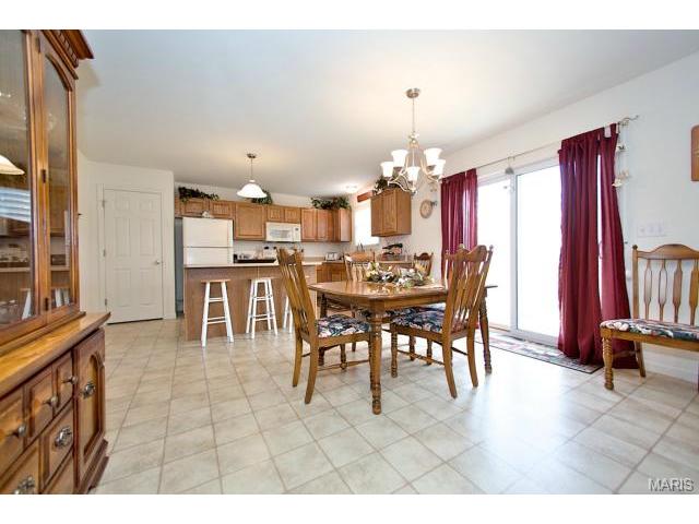 469 Chatham Dr, O'fallon, MO 63366 photo 3