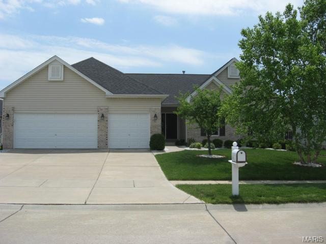 1585 Wainscott Dr, O'fallon, MO 63366 photo 1