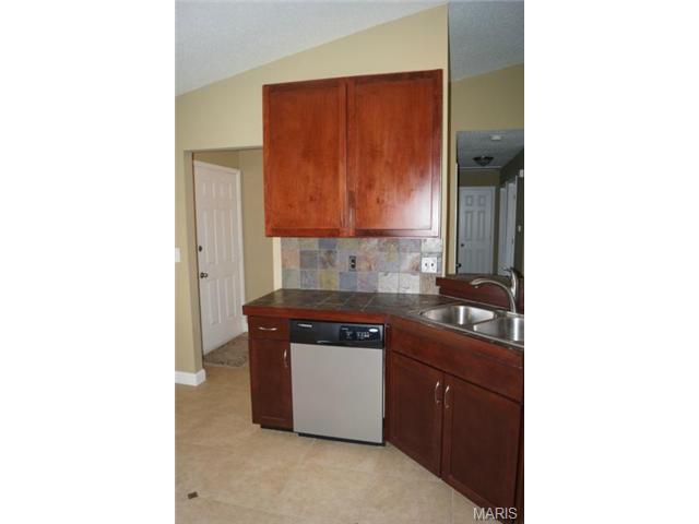 1334 Manuka Dr, O'fallon, MO 63366 photo 3
