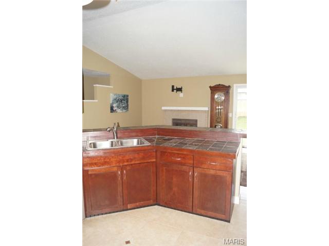 1334 Manuka Dr, O'fallon, MO 63366 photo 4