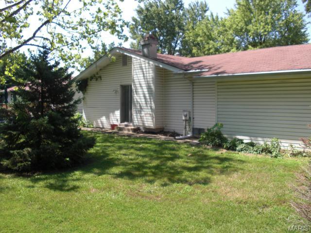 626 Riverside Dr, Saint Charles, MO 63304 photo 3