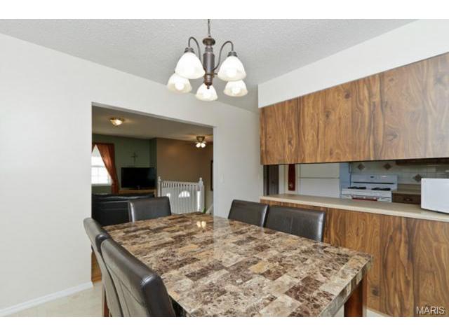 907 Clover Ln, O'fallon, MO 63366 photo 9