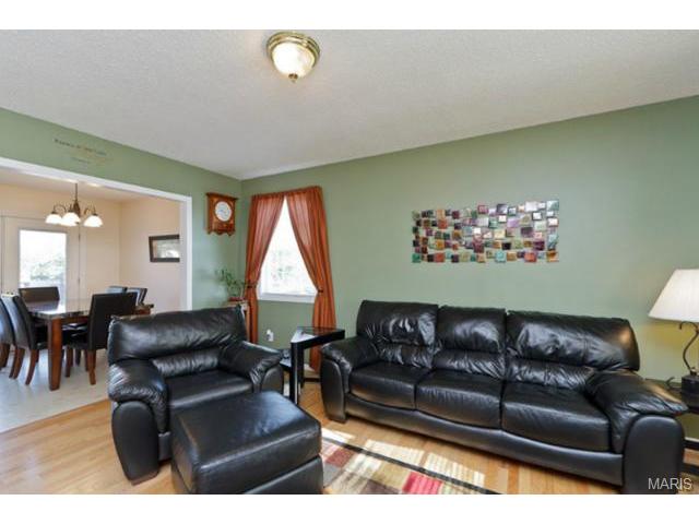 907 Clover Ln, O'fallon, MO 63366 photo 3