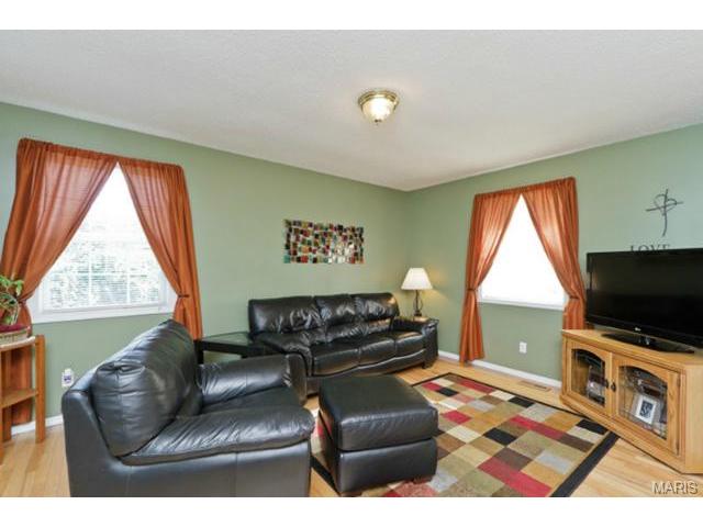 907 Clover Ln, O'fallon, MO 63366 photo 2
