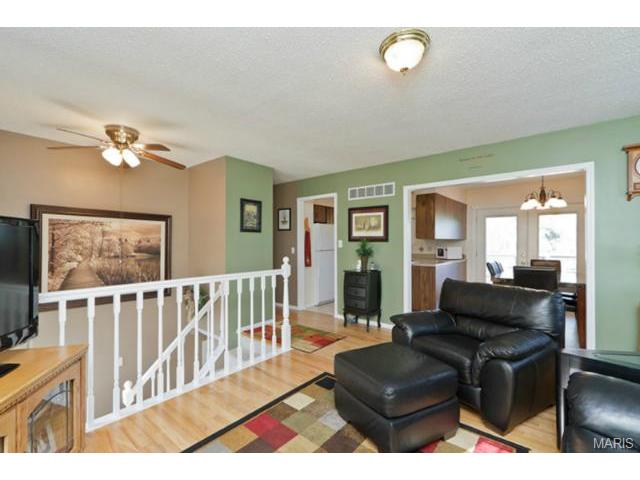 907 Clover Ln, O'fallon, MO 63366 photo 4