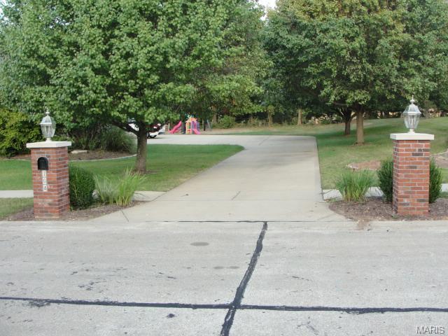 204 Camelot Dr, Weldon Spring, MO 63304 photo 2