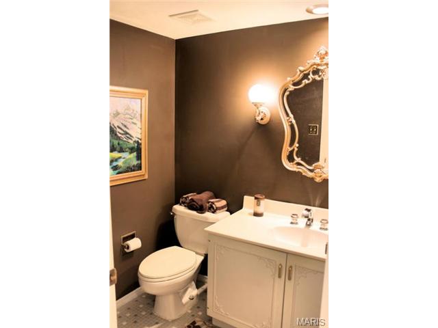 584 Rolling Glen Dr, Ballwin, MO 63011 photo 14