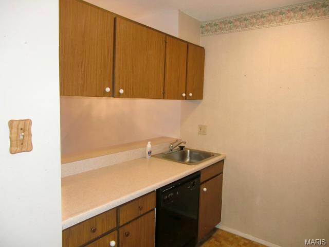 240 Braeshire Dr #D, Ballwin, MO 63021 photo 2