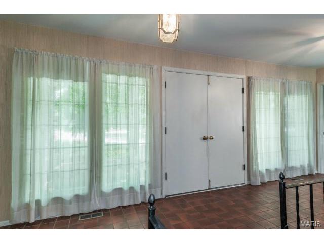907 Camargo Dr, Ballwin, MO 63011 photo 2