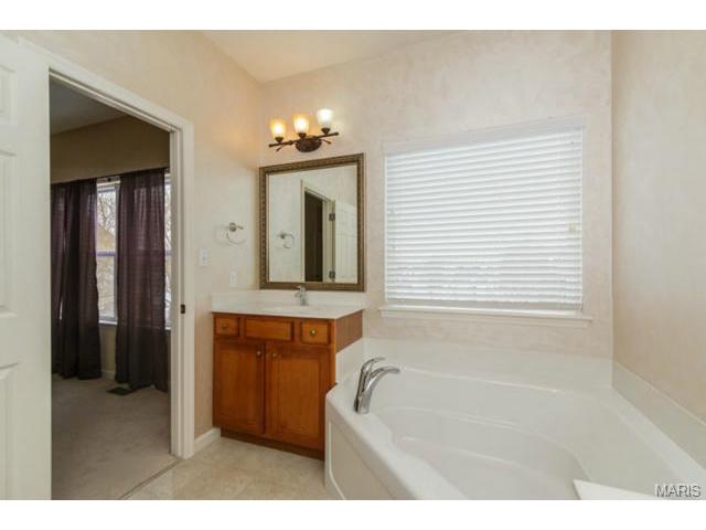 1046 Pearview Dr, Saint Peters, MO 63376 photo 17