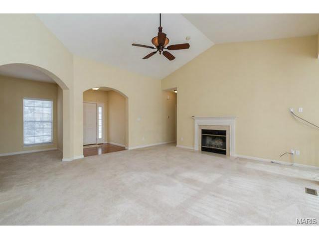 1046 Pearview Dr, Saint Peters, MO 63376 photo 4
