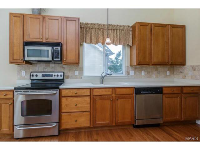 1046 Pearview Dr, Saint Peters, MO 63376 photo 9