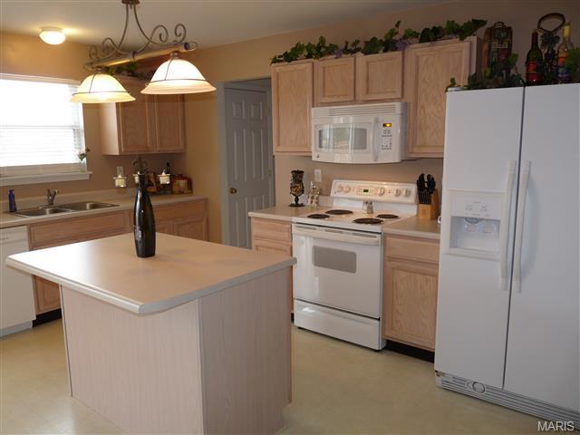 586 Midland Dr, O'fallon, MO 63366 photo 8