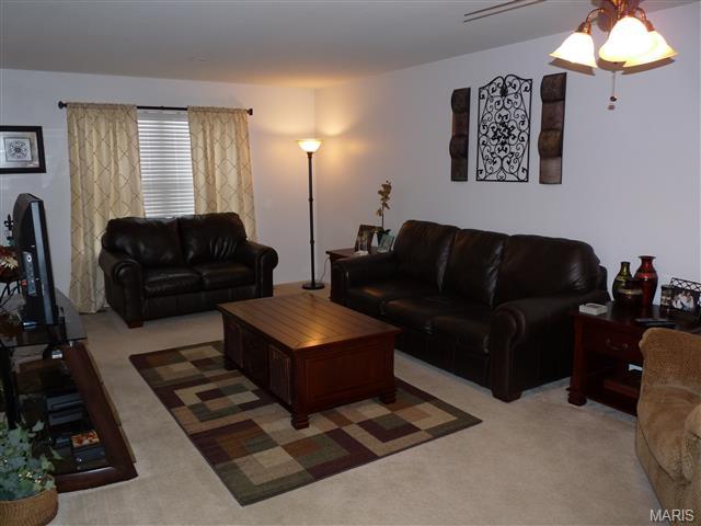 586 Midland Dr, O'fallon, MO 63366 photo 4
