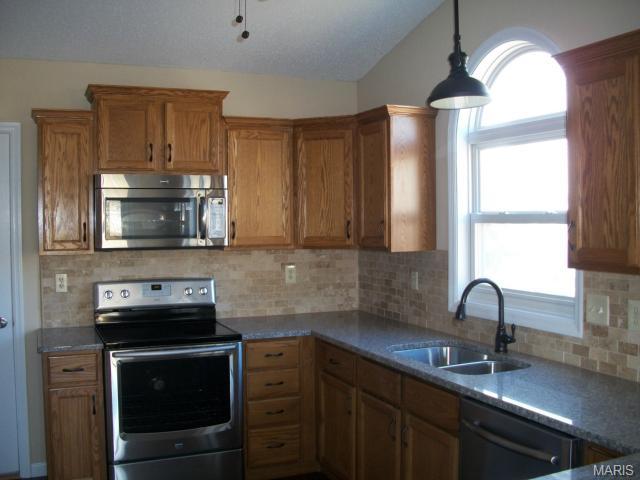 2933 Middlesburg Dr, O'fallon, MO 63368 photo 2