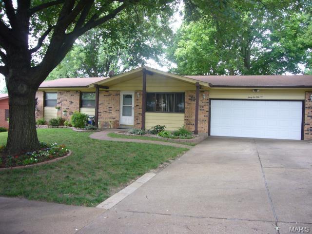 3255 Gwengreen Dr, Bridgeton, MO 63044 photo 1