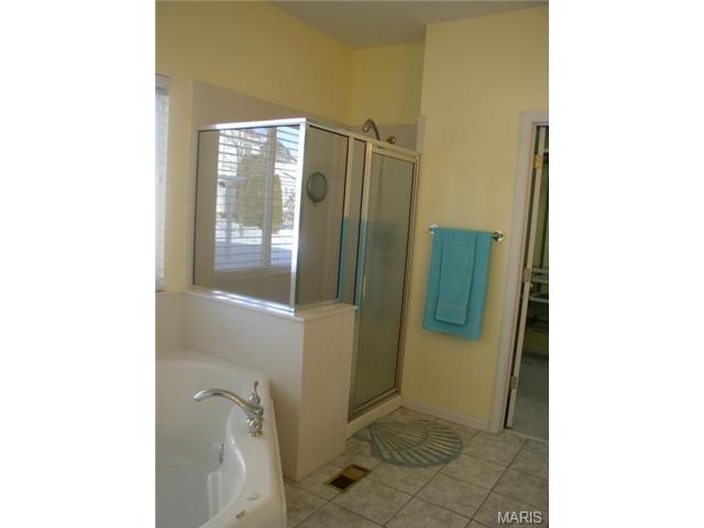 2457 Clarjon Dr, Ballwin, MO 63021 photo 17