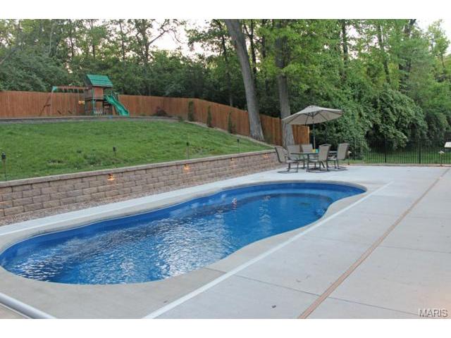 451 Valley Manor Dr, Ballwin, MO 63021 photo 2