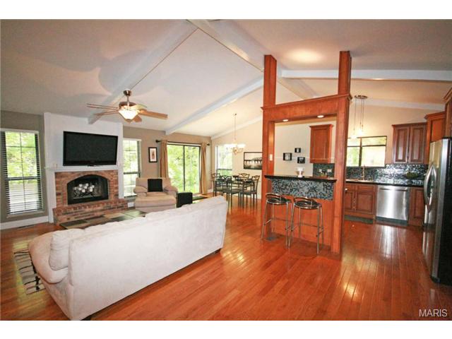549 Great Hill Dr, Ballwin, MO 63021 photo 2