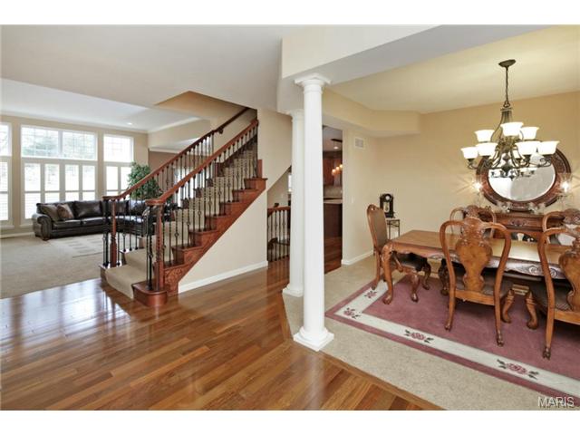 323 Ries Bend Rd, Ballwin, MO 63021 photo 2