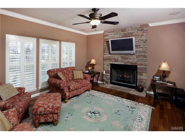 323 Ries Bend Rd, Ballwin, MO 63021 photo 8