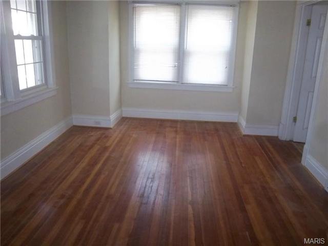 8950 Argyle Ave, Saint Louis, MO 63114 photo 2
