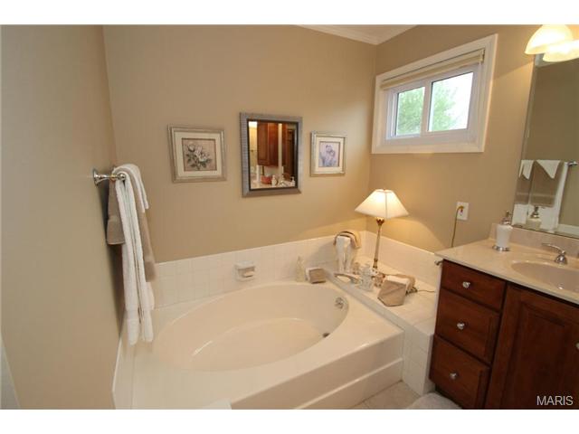 4716 Idecker Dr, Saint Louis, MO 63129 photo 16